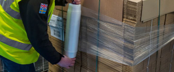 Stretch wrapping by hand or by machine – the pros and cons