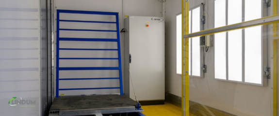 What are the different standards and methods for testing pallet stability?