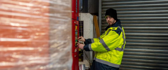 The pros and cons of pallet hood and stretch hoods